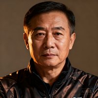 省级羽毛球队教练刘指导头像，穿运动外套的中年男性表情专注